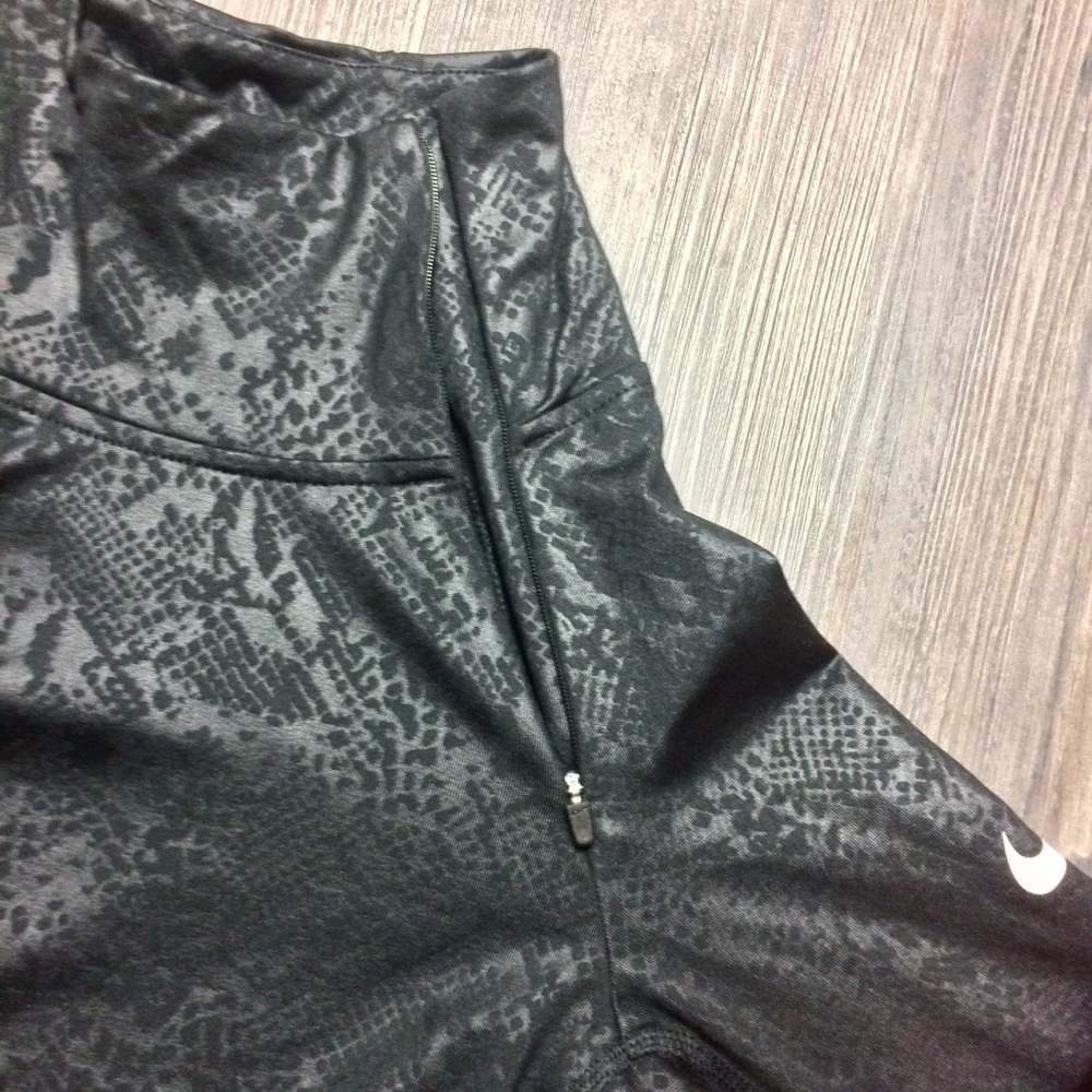 Nike Pro Hyperwarm Embossed Heights Vixen Top - Picture 4 of 7